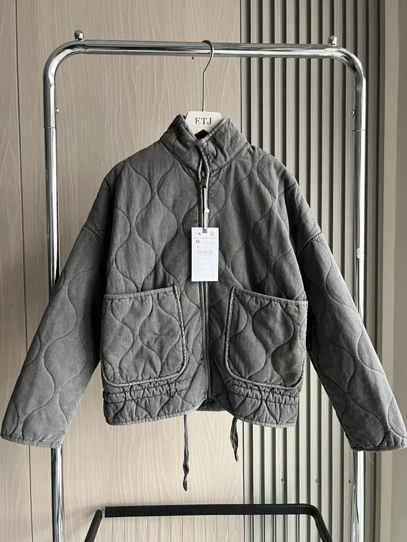 Damjacka med fickdetaljer och stilren design