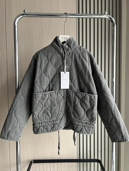 Damjacka med fickdetaljer och stilren design