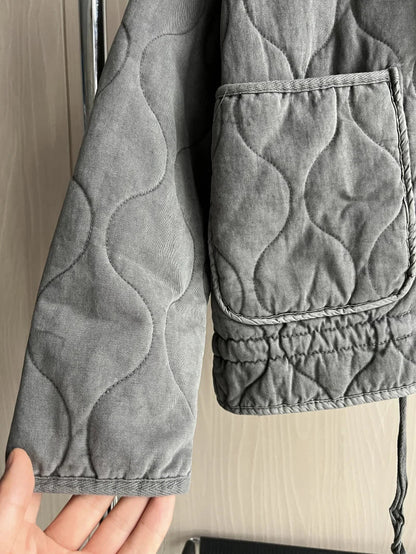 Damjacka med fickdetaljer och stilren design